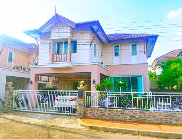 picture Central Eastville 1.7 km Along the Ekkamai-Ramintra Expressway Lotus Yothin Phatthana 800m. Karaoke - 1/8