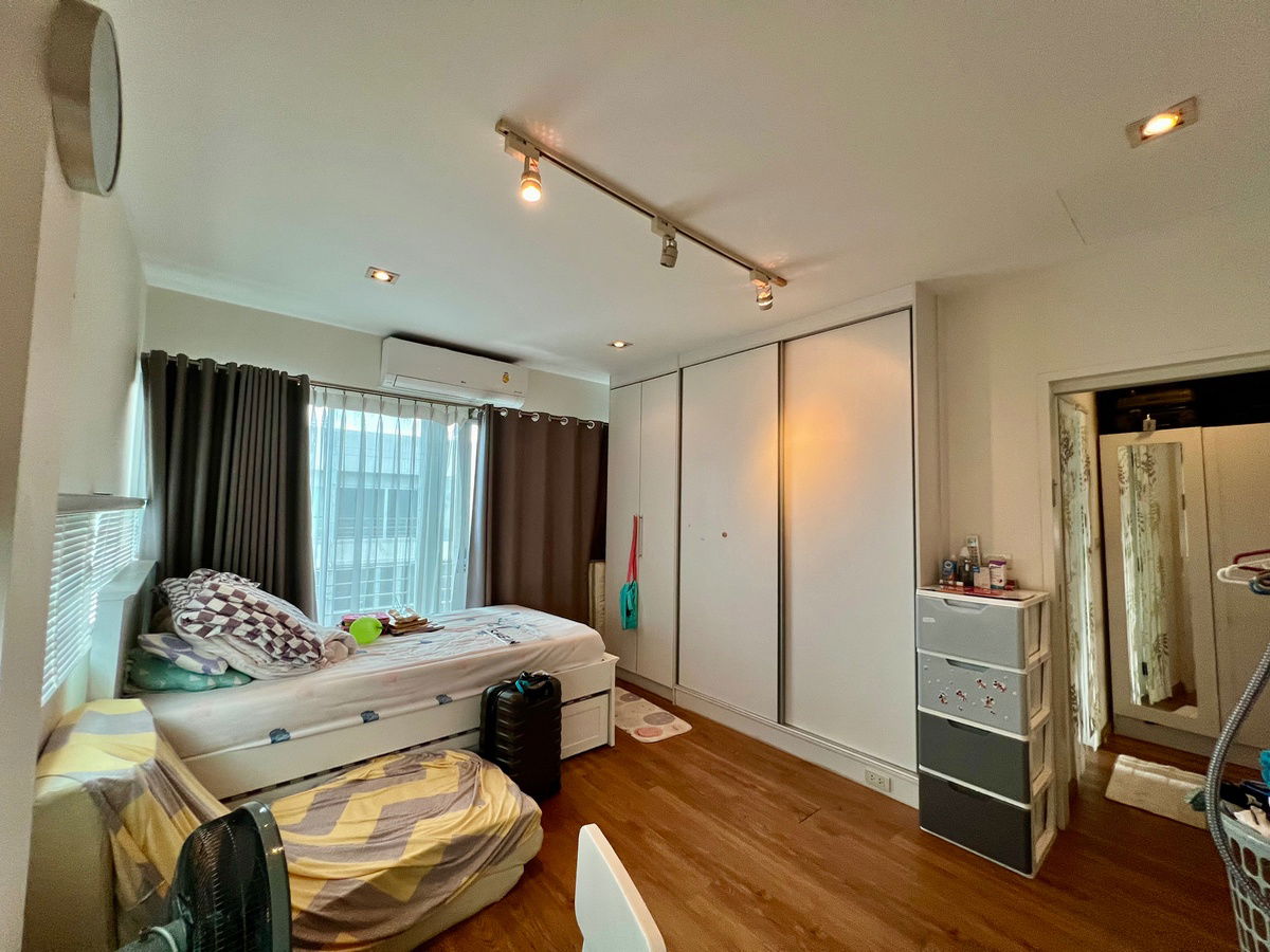 picture For Sale | 3-Storey Corner Townhome at Noble Cube Pattanakarn | Newly Renovated with Premium Materials - 28/35