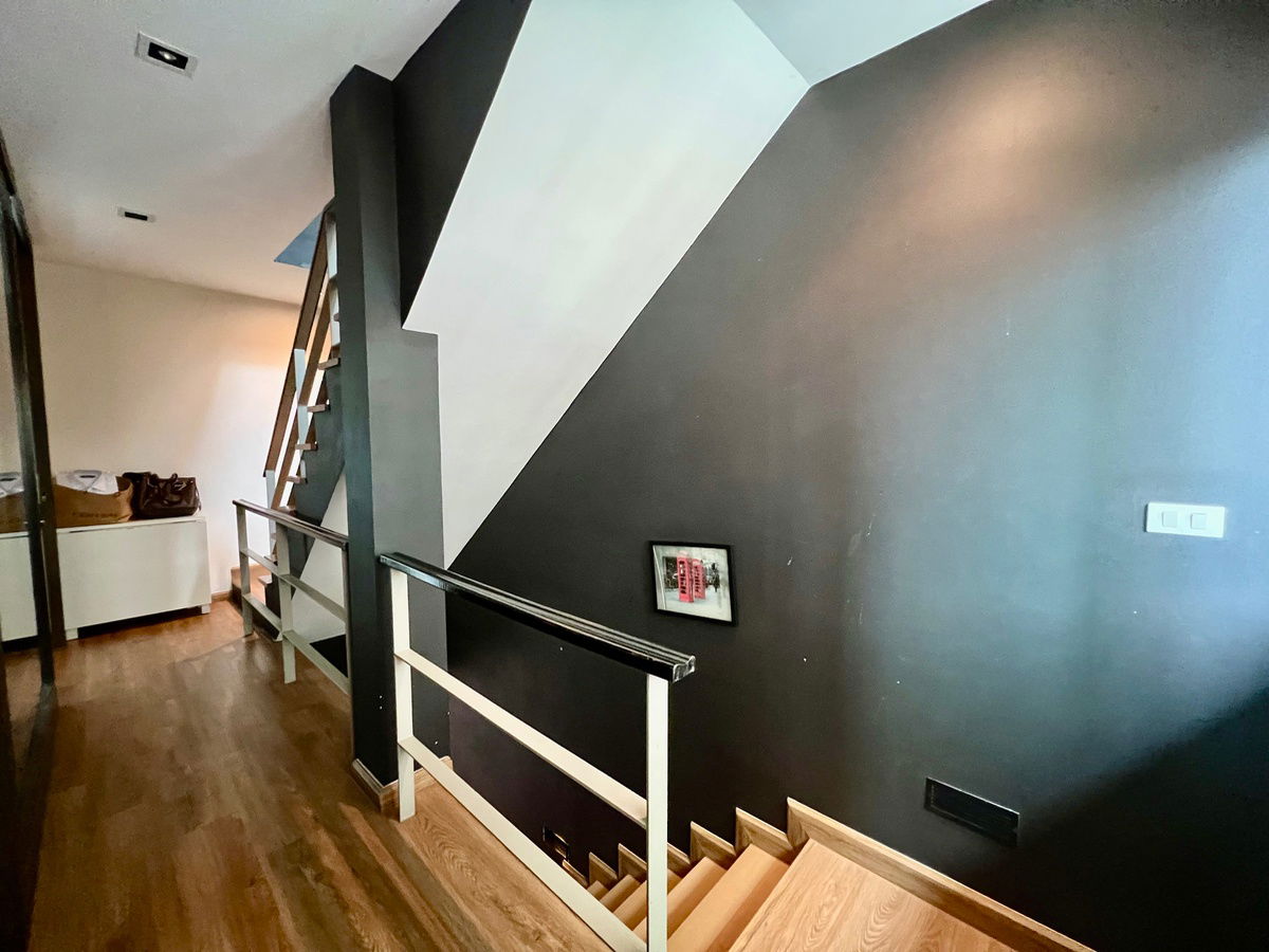 picture For Sale | 3-Storey Corner Townhome at Noble Cube Pattanakarn | Newly Renovated with Premium Materials - 19/35