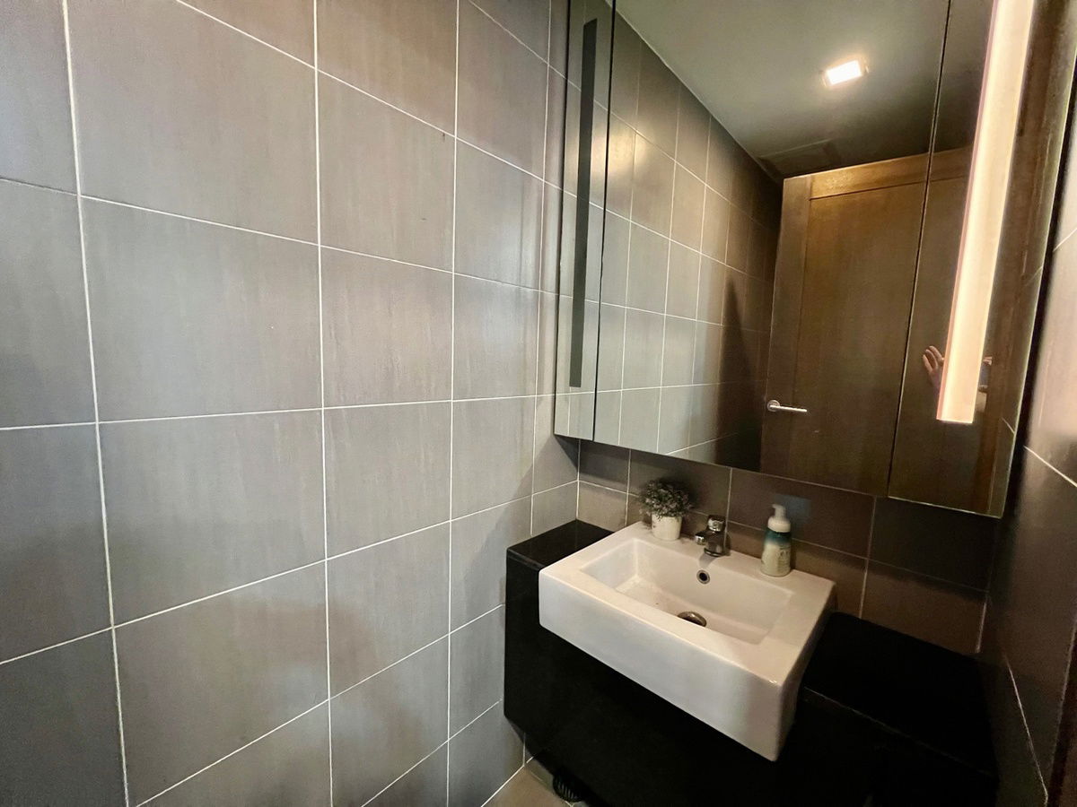 picture For Sale | 3-Storey Corner Townhome at Noble Cube Pattanakarn | Newly Renovated with Premium Materials - 29/35