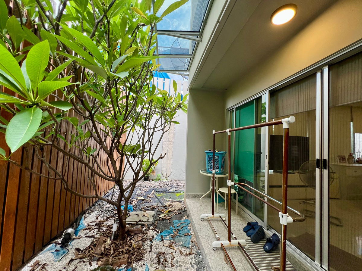 picture For Sale | 3-Storey Corner Townhome at Noble Cube Pattanakarn | Newly Renovated with Premium Materials - 31/35