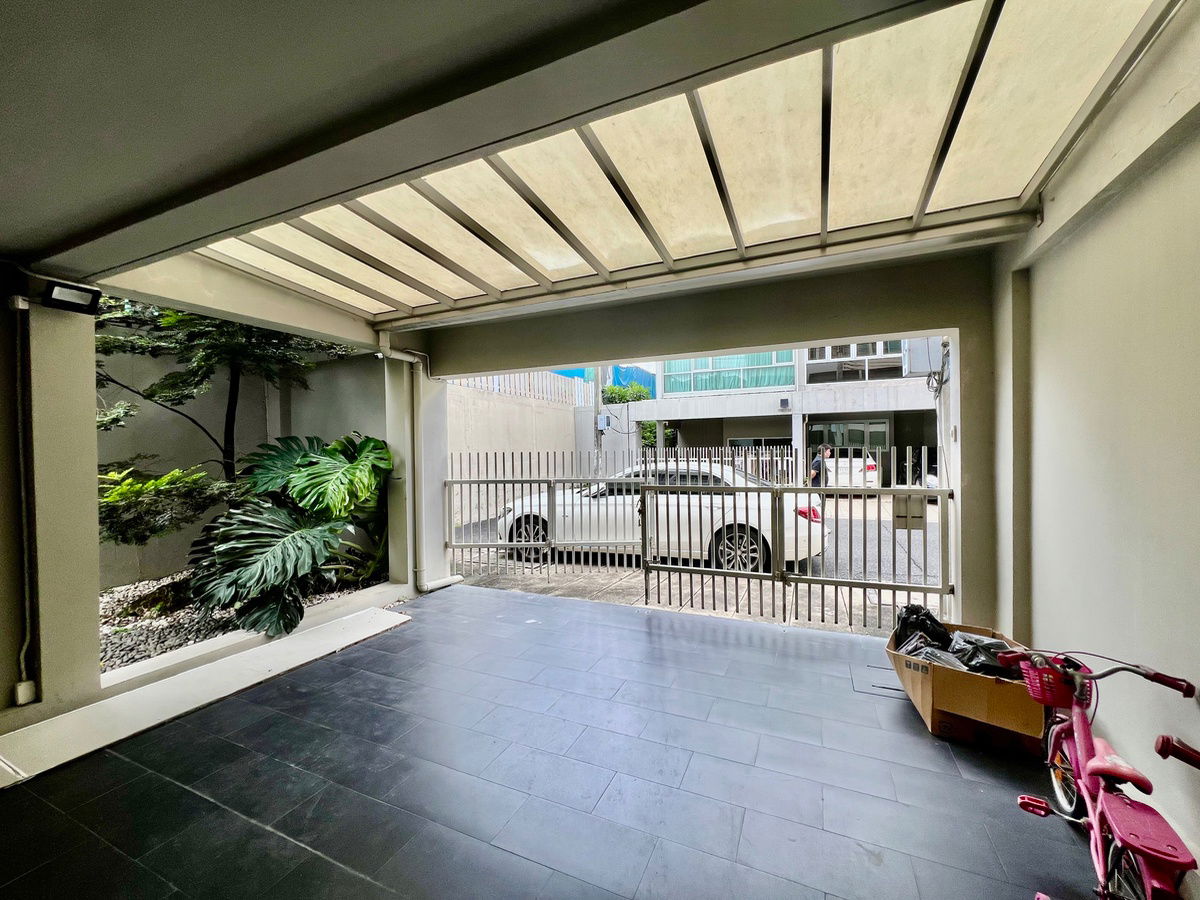picture For Sale | 3-Storey Corner Townhome at Noble Cube Pattanakarn | Newly Renovated with Premium Materials - 33/35