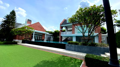 Twin houses for sale : Semi-detached house for sale in Villaggio Rangsit Khlong Song project, 35.2 sq.wah of land, located in Khlong Song District, Pathum Thani Province
