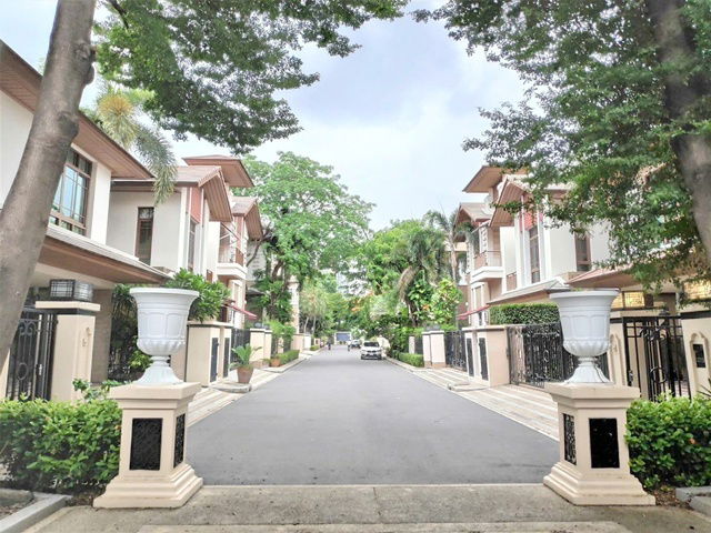 picture Sukhumvit Hospital 400m. Thonglor Ekkamai BTS Phra Khanong. 500 m. 4BED Luxurious 3-story house - 3/8