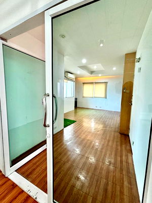 Office for rent Srinakharinwirot University Prasanmit Campus : Office for rent (Thonglor) approximately 700 meters from BTS Thonglor Station.