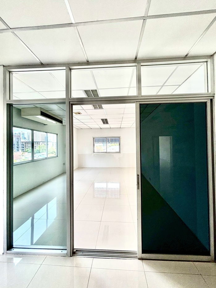 picture Office for rent (Thonglor) approximately 700 meters from BTS Thonglor Station. - 7/8