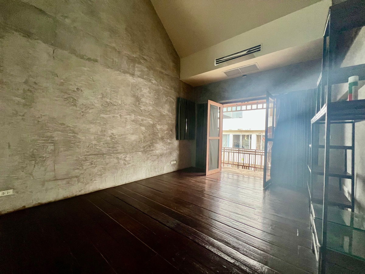 รูป ขายบ้านเดี่ยวหรู สไตล์รีสอร์ท ซอยลาดพร้าว 38 ทำเลใจกลางเมือง ใกล้ MRT ลาดพร้าว – ที่ดินขนาดใหญ่ พร้อมสระว่ายน้ำและเรือนรับรอง - รูปที่ 18/33