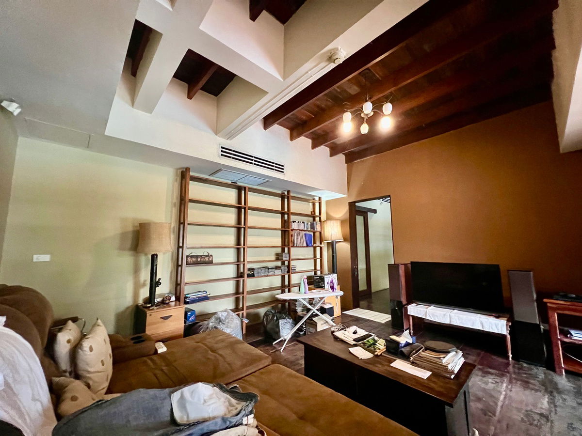 รูป ขายบ้านเดี่ยวหรู สไตล์รีสอร์ท ซอยลาดพร้าว 38 ทำเลใจกลางเมือง ใกล้ MRT ลาดพร้าว – ที่ดินขนาดใหญ่ พร้อมสระว่ายน้ำและเรือนรับรอง - รูปที่ 14/33