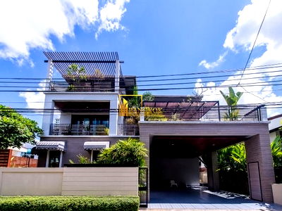 Houses for rent : Modern 4 Bed Luxury House With Private Pool in Ekkamai Area - BR8125SH