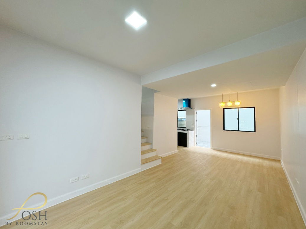 picture Newly Renovated Two-Storey Townhouse 3 Bedrooms, 2 Bathrooms - 4/20