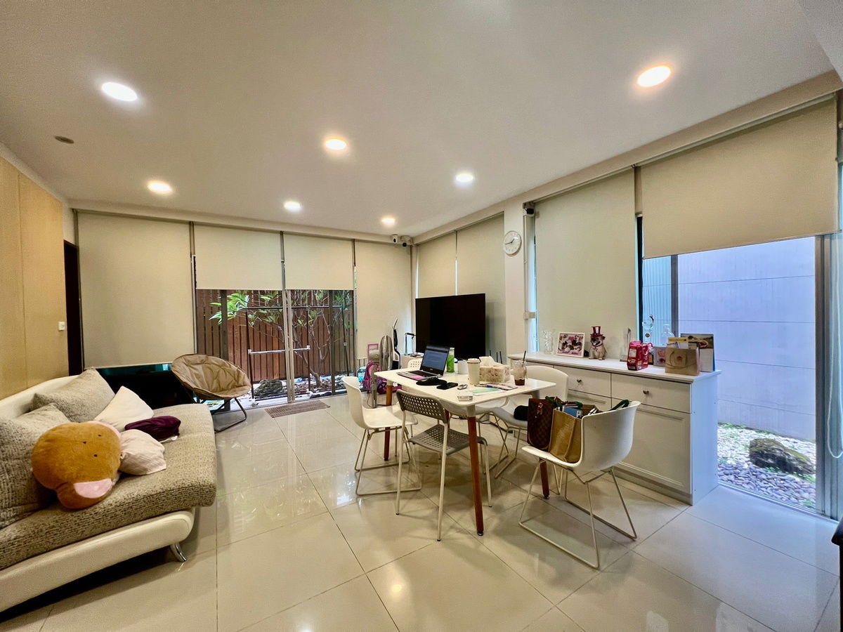 picture For Sale | 3-Storey Corner Townhome at Noble Cube Pattanakarn | Newly Renovated with Premium Materials - 5/35