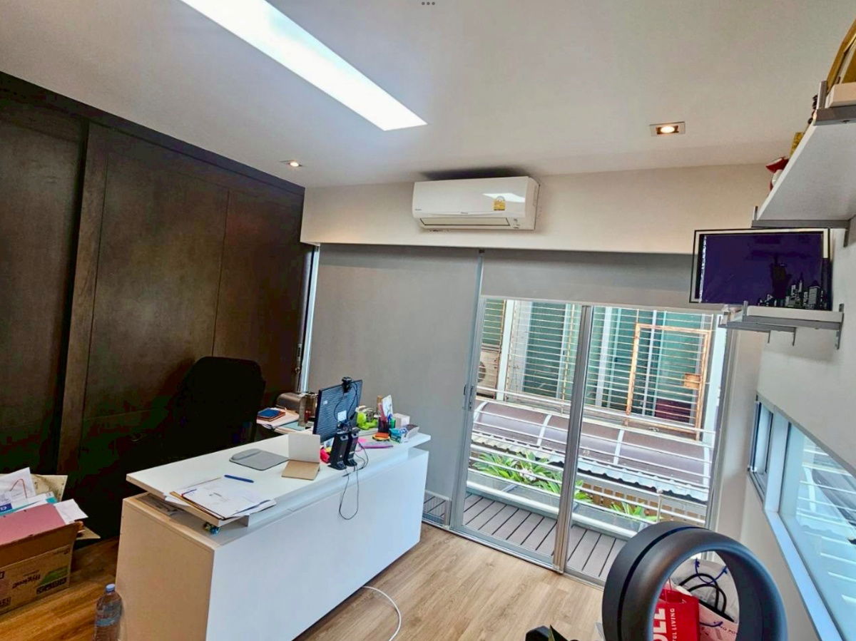 picture For Sale | 3-Storey Corner Townhome at Noble Cube Pattanakarn | Newly Renovated with Premium Materials - 10/35