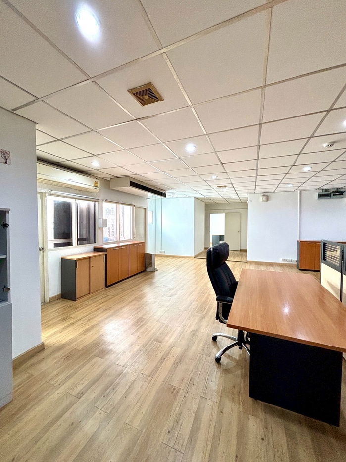 picture Office for rent (Thonglor) approximately 700 meters from BTS Thonglor Station. - 17/20