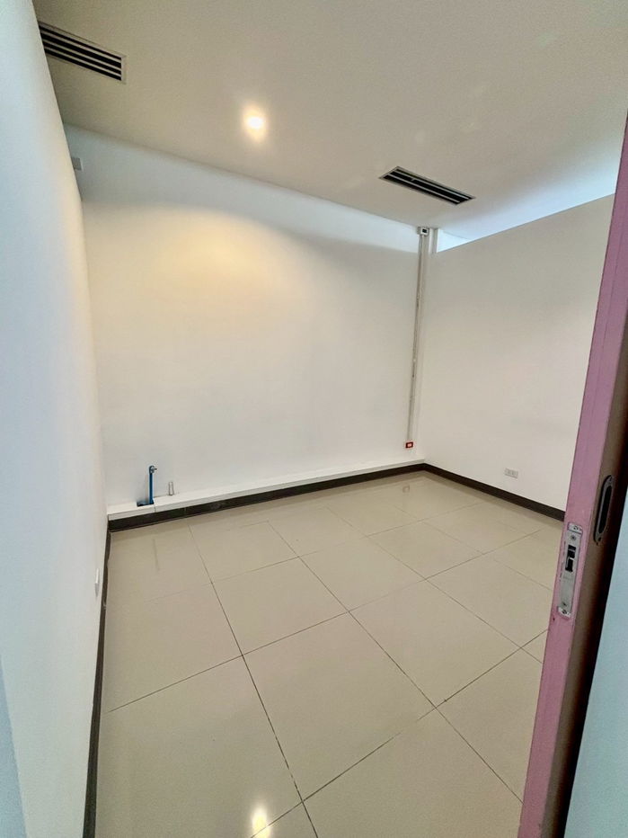 picture Office for rent (Thonglor) approximately 700 meters from BTS Thonglor Station. - 20/26