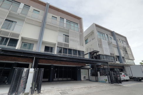 Urgent sale, 4-storey townhouse, District Ekkamai-Ramintra, price 16.9 million baht.