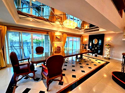 Houses for sale Benchakiti Park : Incredible 8 Bedroom Luxury House For Sale in Nana Area - BR28284SH