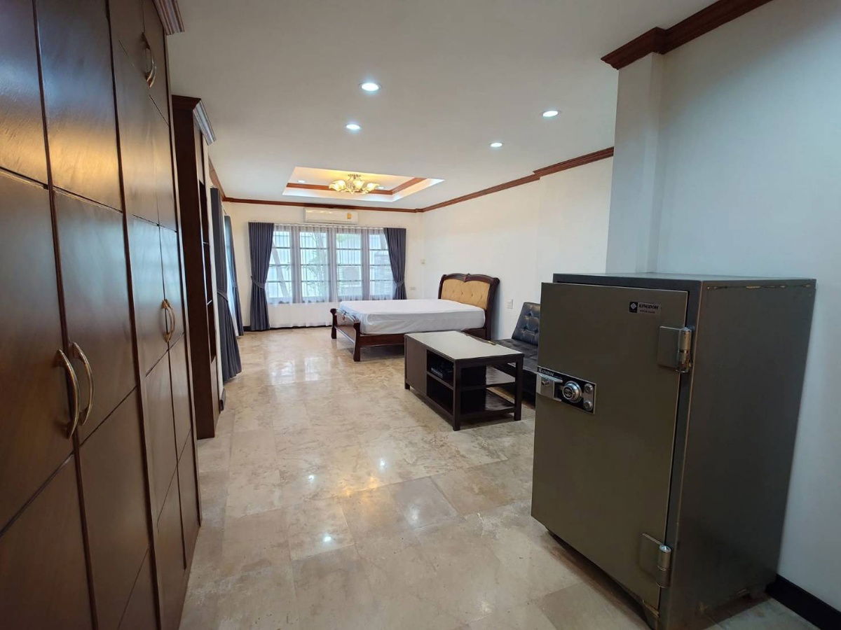 รูป บ้านเดี่ยว 2 ชั้น ให้เช่า ในตัวเมืองเชียงใหม่  หมู่บ้านพลอยบุรินทร์ 3 ห้องนอน / 4 ห้องน้ำ (ห้องนอนใหญ่อยู่ชั้นล่างเหมาะสำหรับผู้สูงอายุ) - รูปที่ 7/13