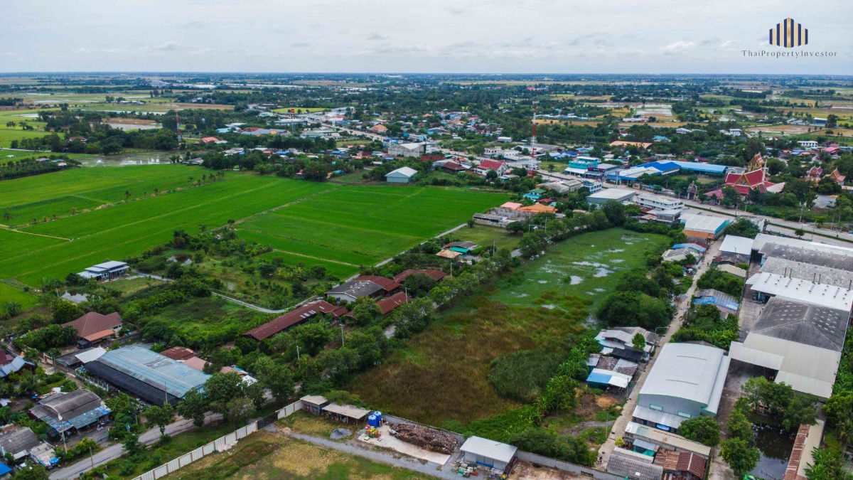 picture Urgent sale! 7-rai large plot of land, Suphan Buri. Only 100 meters down an alley, Selling for only 10,000 baht per square wah. - 8/20