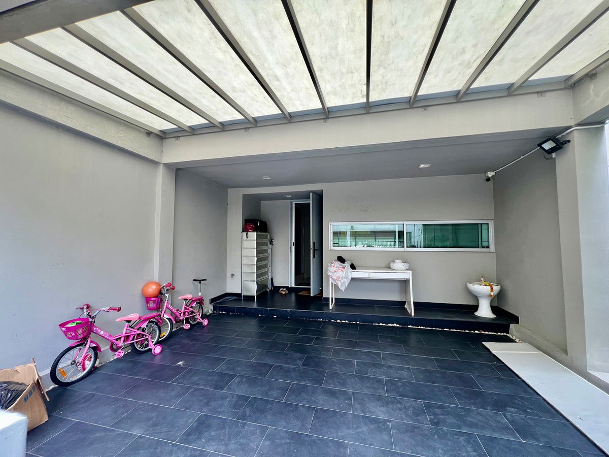 picture For Sale | 3-Storey Corner Townhome at Noble Cube Pattanakarn | Newly Renovated with Premium Materials - 4/35