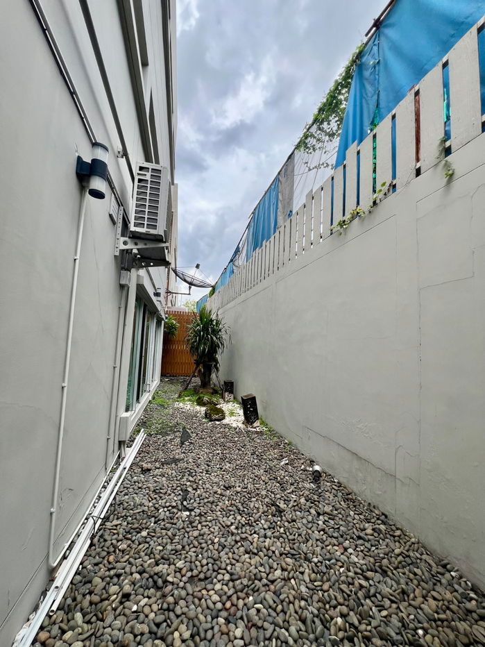 picture For Sale | 3-Storey Corner Townhome at Noble Cube Pattanakarn | Newly Renovated with Premium Materials - 34/35