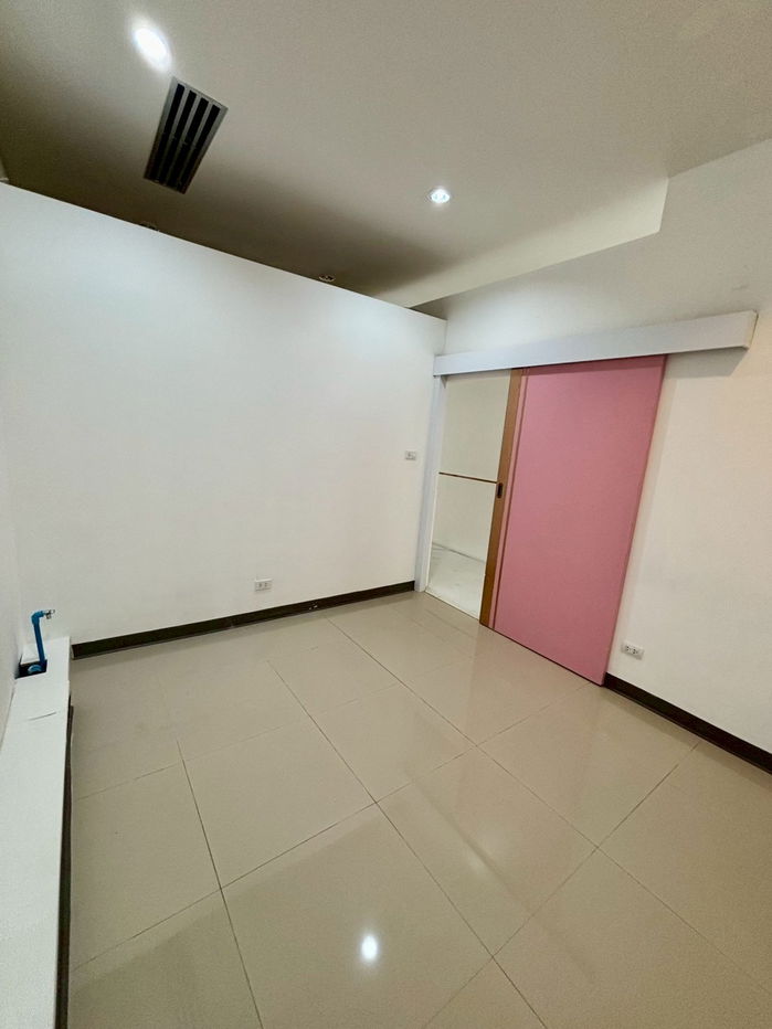picture Office for rent (Thonglor) approximately 700 meters from BTS Thonglor Station. - 17/26