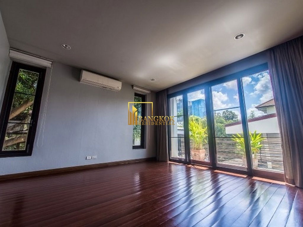 รูป Modern 4 Bed Luxury House With Private Pool in Ekkamai Area - BR8125SH - รูปที่ 13/20