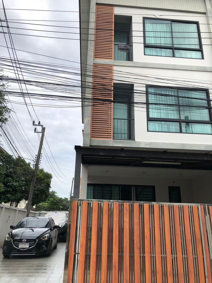 picture P0228 For Sale 3-Storey Corner Townhome - Punnawithi 31, Sukhumvit 101 - 10/11