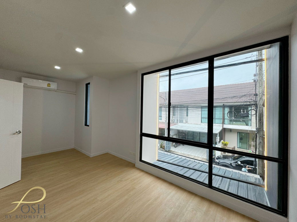 picture Newly Renovated Two-Storey Townhouse 3 Bedrooms, 2 Bathrooms - 6/20