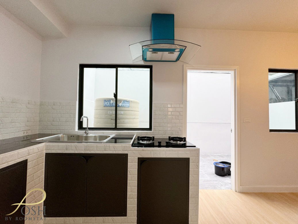 picture Newly Renovated Two-Storey Townhouse 3 Bedrooms, 2 Bathrooms - 18/20