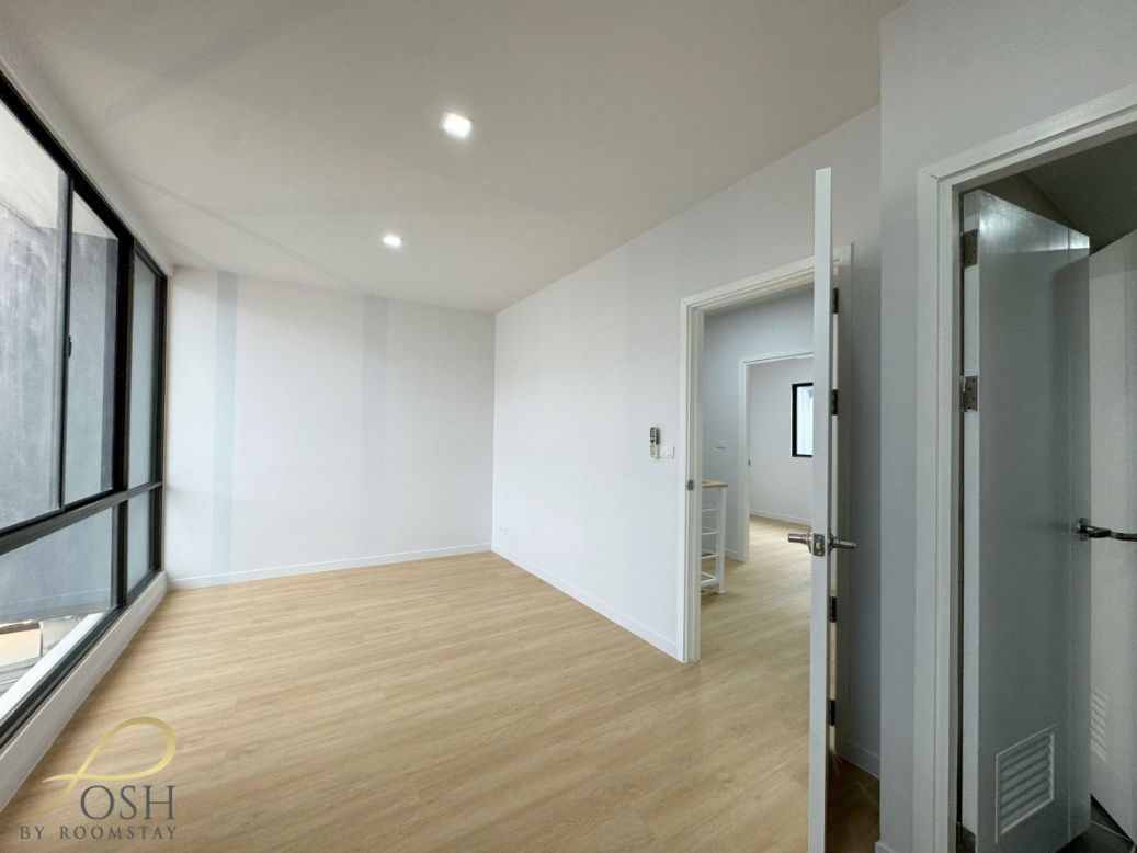 picture Newly Renovated Two-Storey Townhouse 3 Bedrooms, 2 Bathrooms - 15/20