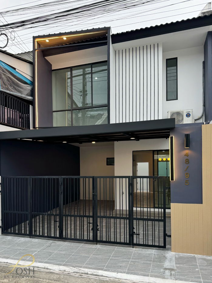 picture Newly Renovated Two-Storey Townhouse 3 Bedrooms, 2 Bathrooms - 2/20