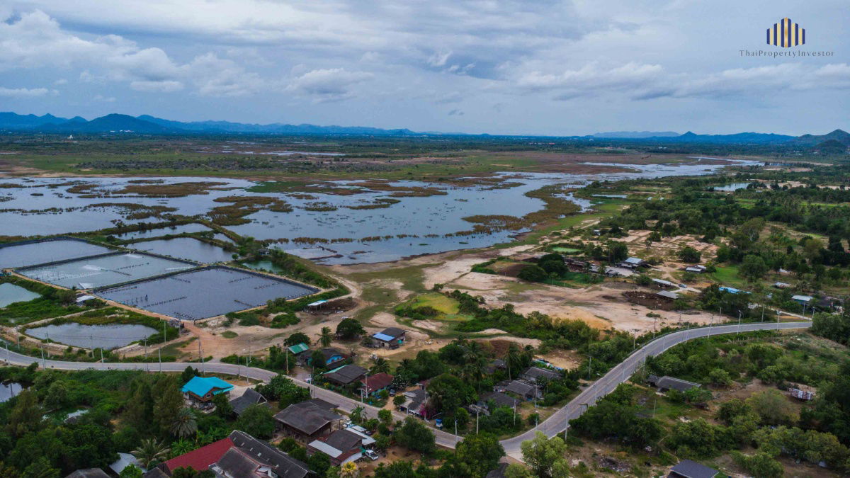 picture Urgent sale! 64 rai of land with 250 meters of frontage, road access on 3 sides, beautiful plot shape, suitable for housing development  - 3/8