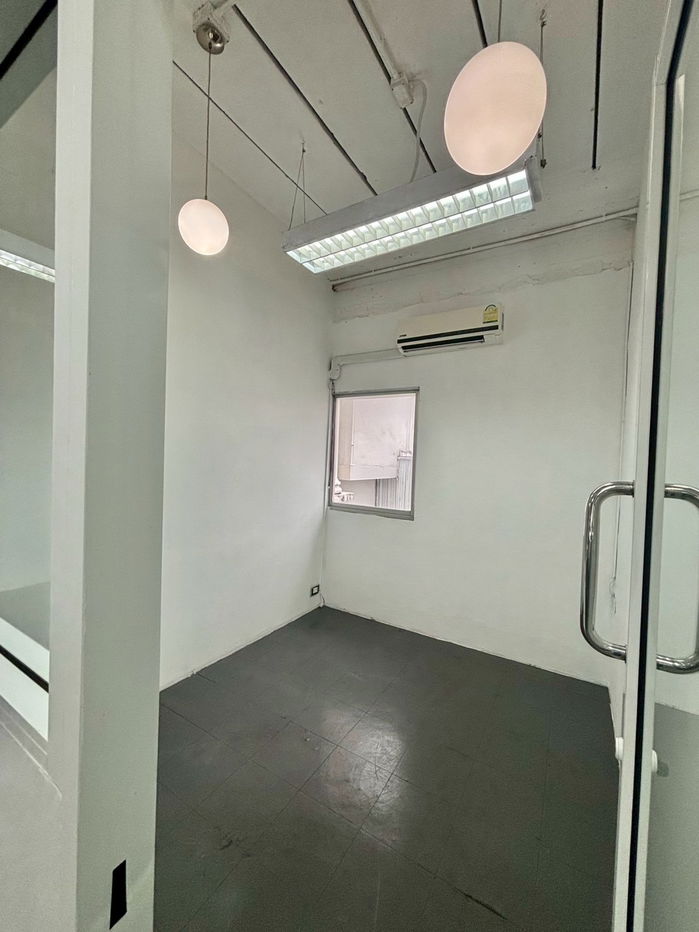 picture Office for rent (Thonglor) approximately 700 meters from BTS Thonglor Station. - 13/16