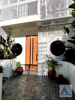 เช่าทาวน์โฮม สถาบันการพยาบาลศรีสวรินทิรา สภากาชาดไทย : 🔼🔽 AccomA 📩 Pet friendly 2 BR Townhouse in Thung Maha Mek (AA44522)