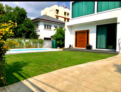 เช่าบ้านเดี่ยว บางนาใต้ : ให้เช่า บ้านโมเดิร์น อนุญาตให้นำสัตว์เลี้ยงเข้าพักได้ พร้อมสระว่ายน้ำส่วนตัว (ระบบน้ำเกลือ) และสวน
