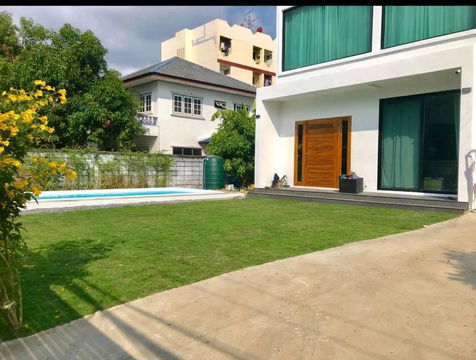 ให้เช่า บ้านโมเดิร์น อนุญาตให้นำสัตว์เลี้ยงเข้าพักได้ พร้อมสระว่ายน้ำส่วนตัว (ระบบน้ำเกลือ) และสวน