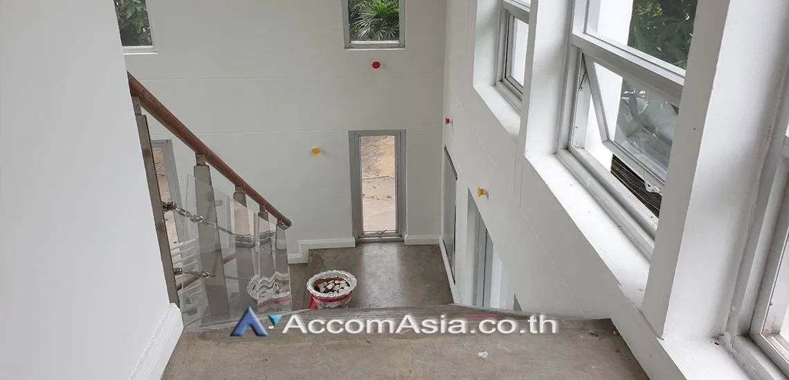 picture 🔼🔽 AccomA 📩  Spacious Single-Storey Home with Airy Garden View at Ekkamai, Sukhumvit (AA13872) - 9/16