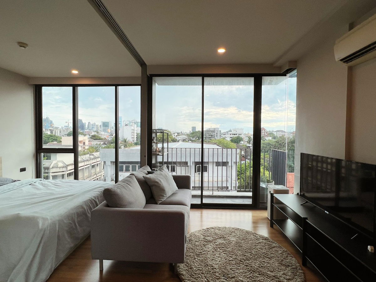 picture For Rent : FYNN Aree Condo near BTS Aree *Nice Room Corner Room* at Line : @homefinder - 1/9