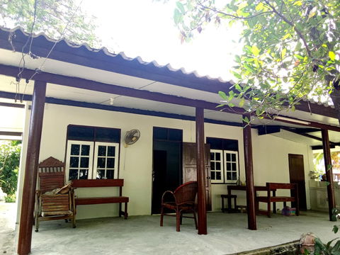 Cozy garden-style house near Borommaratchachonnani Road for rent