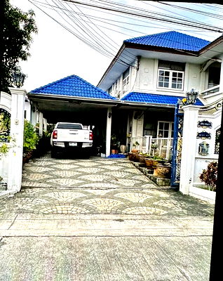 Houses for sale Bangna Commercial College : Two-Storey Single House for Sale in Bangna Villa-Ploy Village, located on Sornhirun Soi, Bangna-Trad 39 Road.