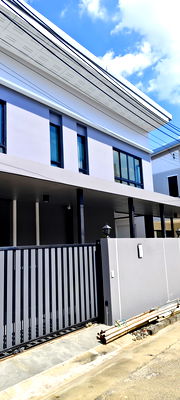 Twin houses for sale Bangkok : 2-Storey Semi-Detached House in Prime Location – Close to MRT & Shopping Malls