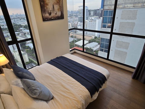 Park Origin Phayathai【𝐒𝐄𝐋𝐋 & 𝐑𝐄𝐍𝐓】🔥Simple elegance, with a harmonious tone for both the wood floors & furniture.🔥  Contact Line ID: @hacondo