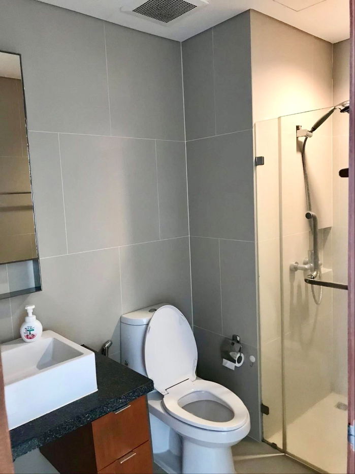 รูป code : C18 ให้เช่าคอนโด วิลล่า สาทร (Villa Sathorn) | ห้องสตูดิโอใหญ่ 42.5 ตร.ม. ชั้นสูง วิวแม่น้ำ–สระว่ายน้ำ ติด BTS กรุงธนบุรี เฟอร์ครบ พร้อมอยู่ - รูปที่ 3/4