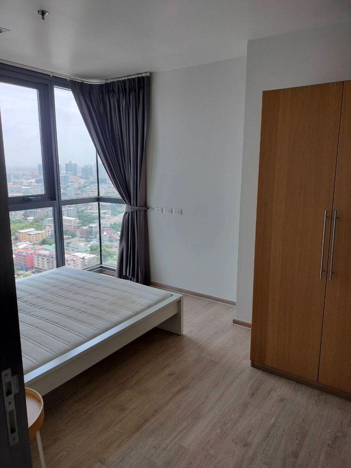 picture Rent: Condo The Base Garden Rama 9 *Corner Room* at Line: @homefinder - 2/10