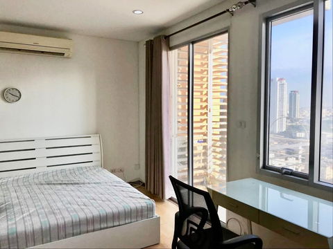 code : C18 ให้เช่าคอนโด วิลล่า สาทร (Villa Sathorn) | ห้องสตูดิโอใหญ่ 42.5 ตร.ม. ชั้นสูง วิวแม่น้ำ–สระว่ายน้ำ ติด BTS กรุงธนบุรี เฟอร์ครบ พร้อมอยู่
