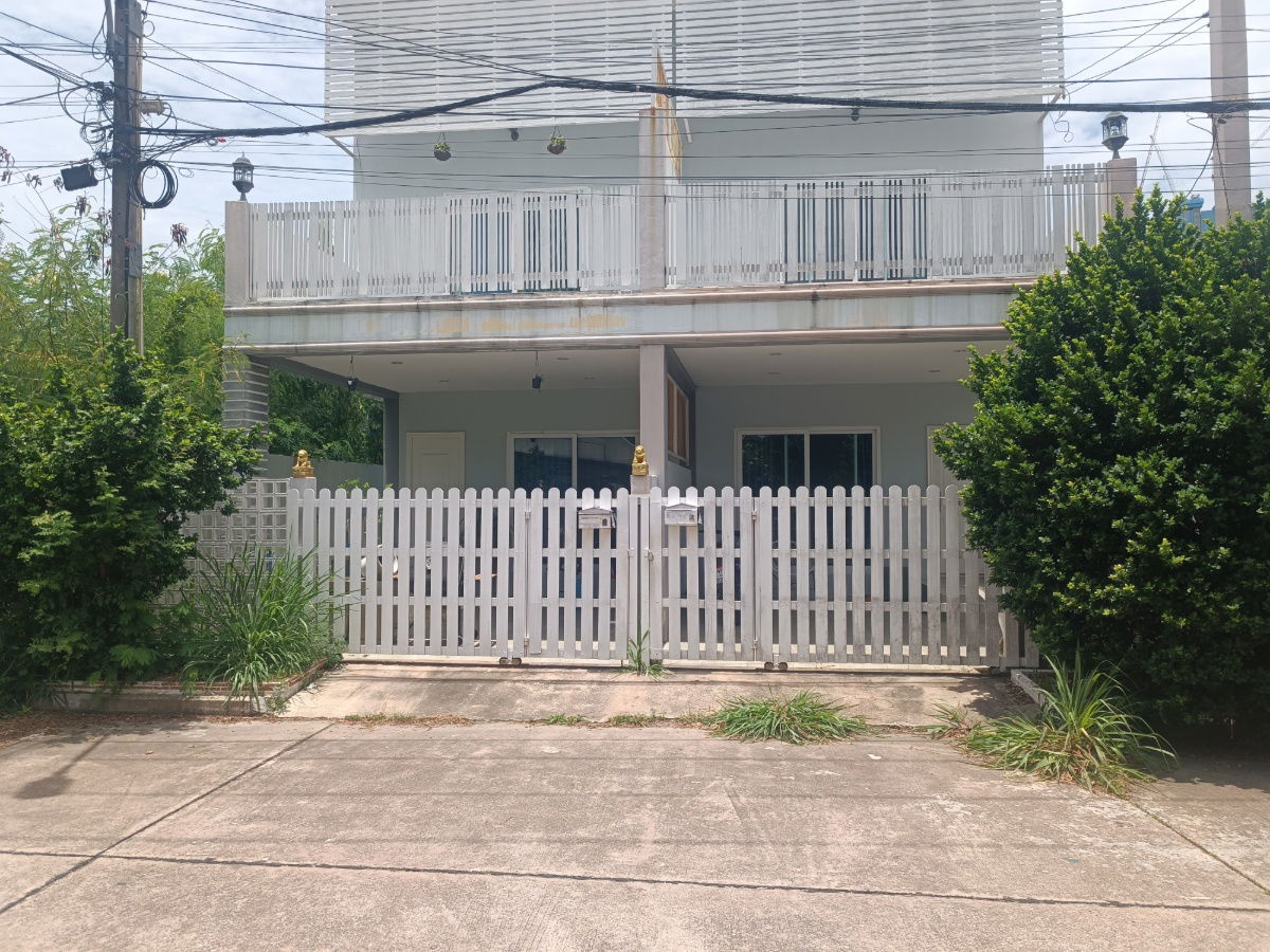 picture Affordable Townhouse in Pattaya Beach Side near Pratumnak Hills Pattaya for Sale - 1/19