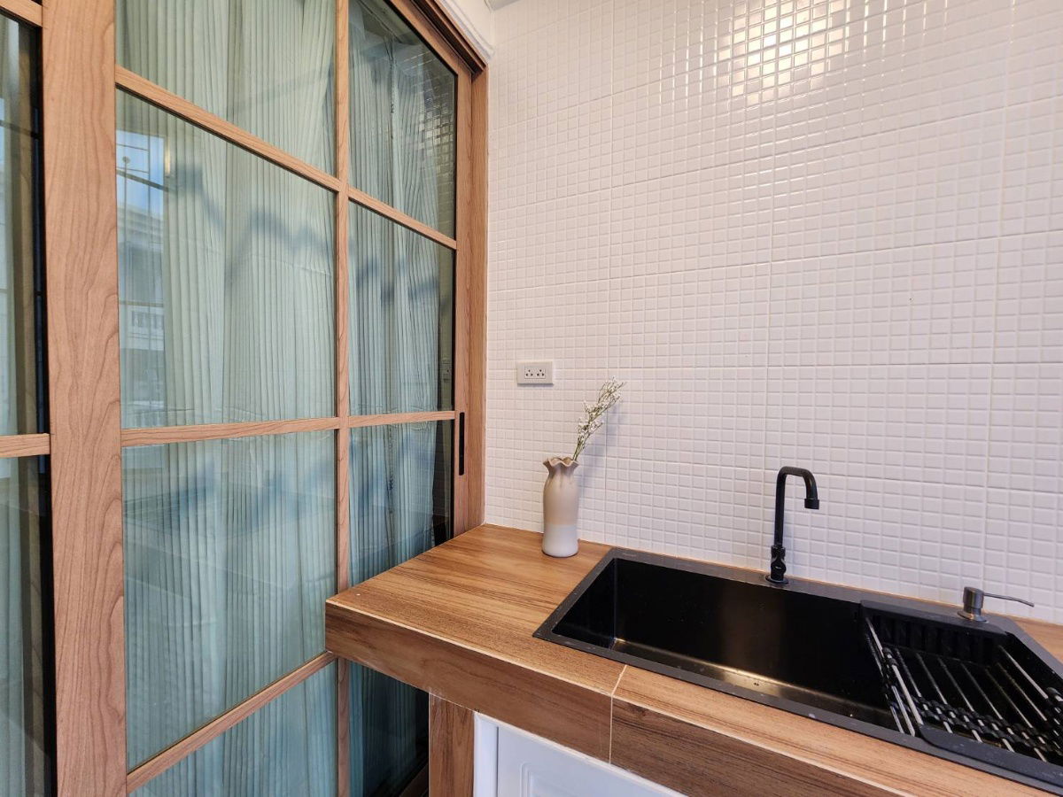 picture Urgent sale! Fully furnished condo, ready to move in, price under a million, in Ramkhamhaeng area, near the Yellow and Orange Lines. - 5/5