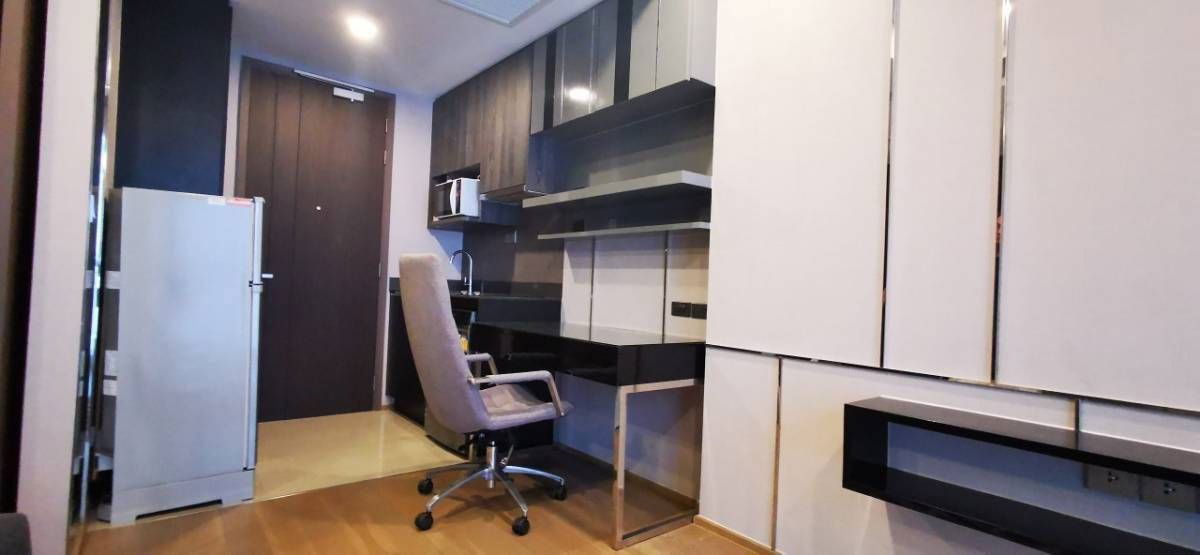 รูป Ashton Chula Silom【𝐑𝐄𝐍𝐓】🔥ห้องสวย สไตล์โมเดิร์น เรียบหรู  เฟอร์นิเจอร์จัดเต็ม ส่วนกลางครบครัน ใกล้สามย่านมิตรทาวน์🔥  ติดต่อไลน์ไอดี: @hacondo - รูปที่ 4/7