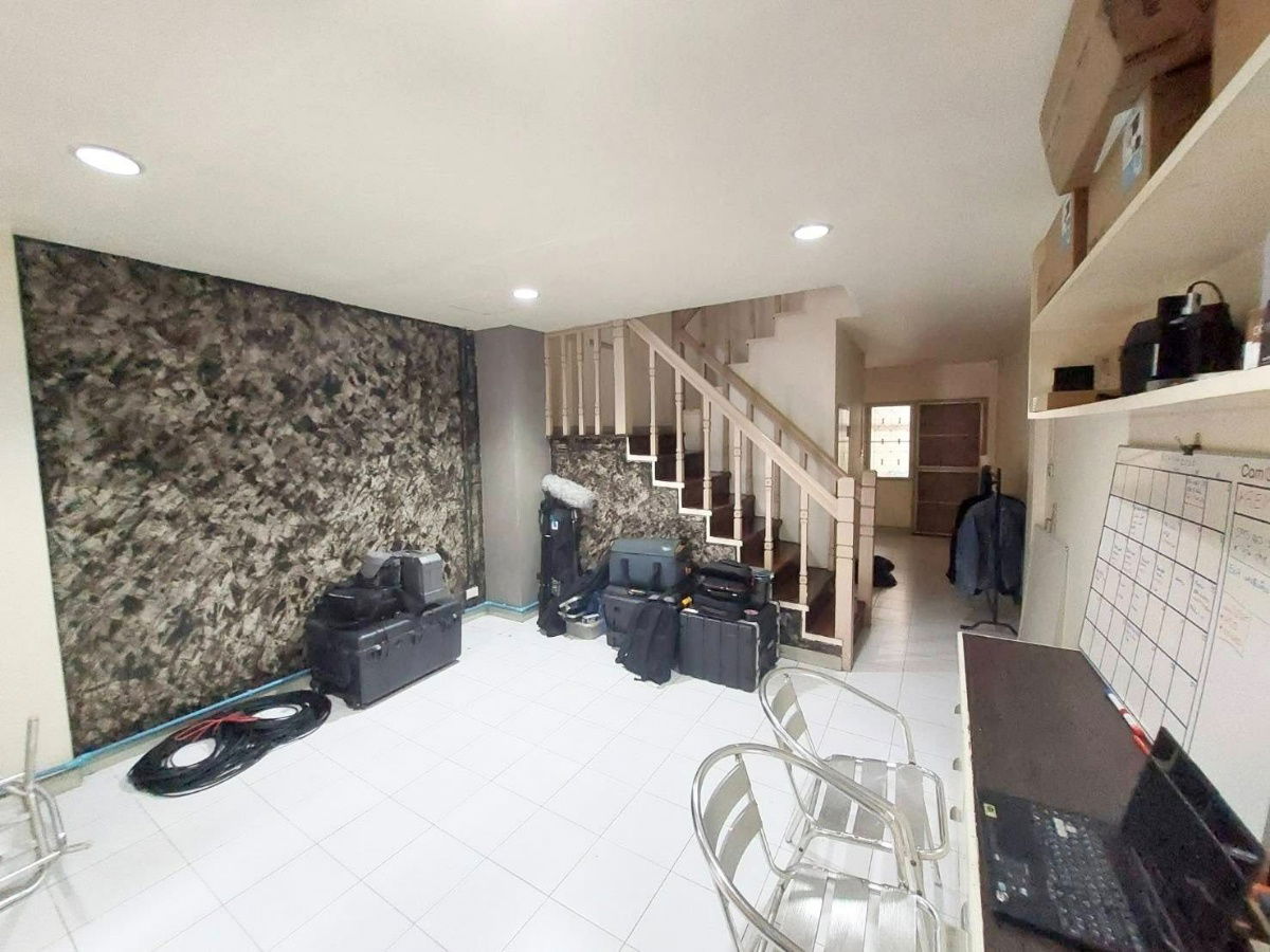 picture For rent: 3-story townhouse, next to Ram Intra Expressway, rent only 28,000 baht, suitable for selling online. Line ID: @951qfbfi - 1/9