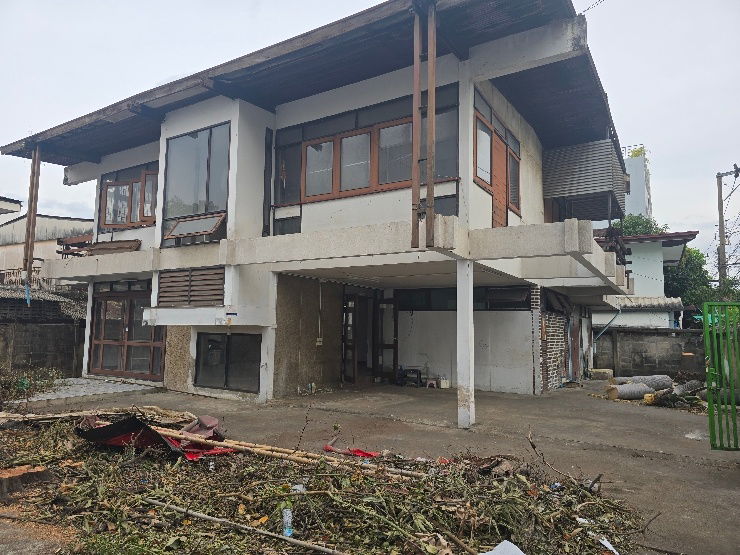 picture House for sale in Soi Pridi Banomyong 42 Yaek 4 size 93 sq w 23m x16-18m good for home office about 200m from main Sukhumvit 71  - 1/43